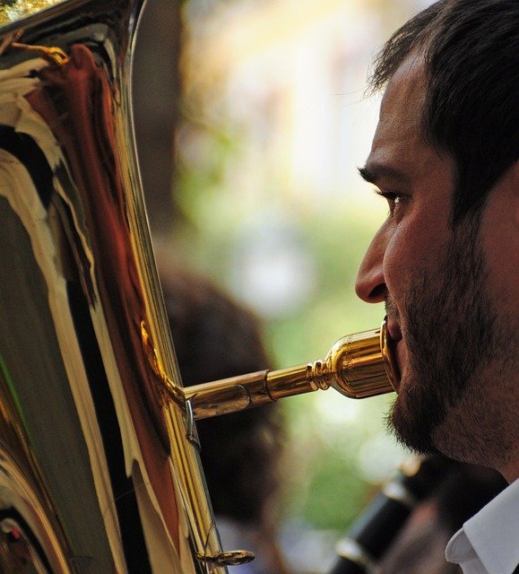 Initiez-vous aux gros cuivres : tubas et sousaphones en action
